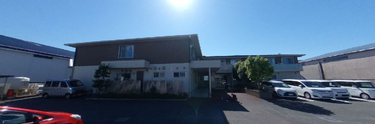 介護施設のエントランスと周辺