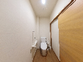 落ち着いた色合いのトイレ空間
