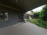 木々に囲まれた屋外通路