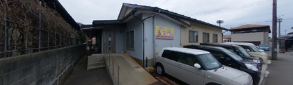 住宅街の角に位置する施設
