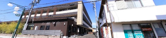 介護施設と職員用駐車場