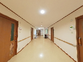 ゆとりある明るい廊下