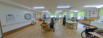 広くて明るい介護施設の居間