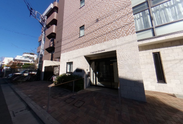 ケアホームの明るい外観と通り