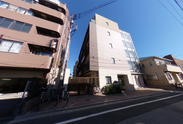 市街地の角にある施設外観