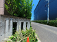 植物に囲まれた建物の外観