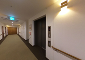 施設の廊下と各部屋の入口