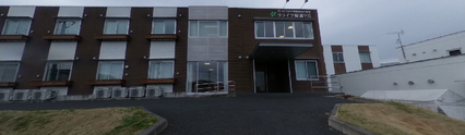 介護施設の外観と駐車場