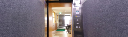 明るい介護施設の廊下とドア