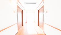 介護施設の清潔感溢れる廊下