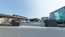 閑静な住宅街にある施設外観