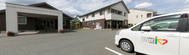 介護施設の外観と駐車場
