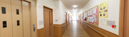 介護施設内の明るい廊下