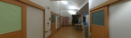 介護施設内の広々とした廊下