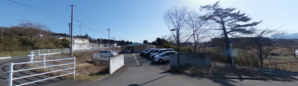 晴れた日の介護施設の駐車場