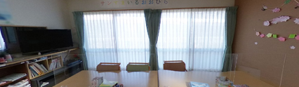 ケア施設の快適なリビングエリア