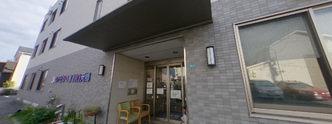 明るい介護施設の正面入口