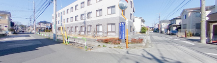 白い建物は介護施設、周囲は住宅地