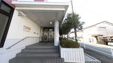 介護施設の外観と駐車場