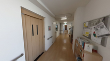 広々とした施設内の廊下