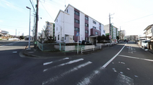 明るい街中の介護施設入口
