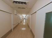 手すり付きの廊下施設