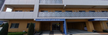 介護施設の外観と駐車場