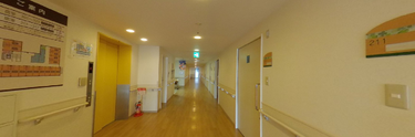 介護施設内部の通路の風景