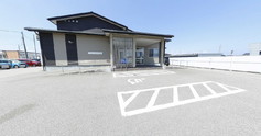 広々とした施設の駐車場風景