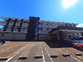 広い駐車場の建物外観