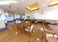明るい介護施設の食堂風景
