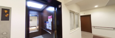 広々とした介護施設のフロア