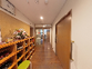 明るい廊下と玄関エリア