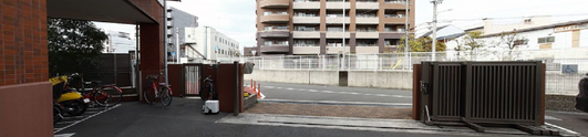 介護施設の外観と駐車場