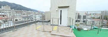 広々とした屋上の職場