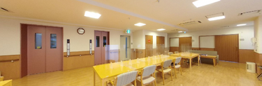 清潔で開放感のある食堂空間