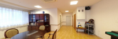 介護施設の明るい共用リビング
