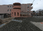 落ち着いた外観の建物