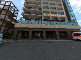 明るい建物の外観