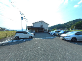 平和な雰囲気の駐車場