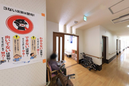 職員と入居者のいる施設内