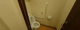 介護施設の居室とトイレ