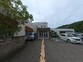 木々に囲まれた建物外観