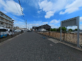 外観の広い道