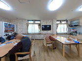 広々とした明るい食堂