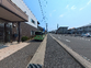 明るい空に面する建物