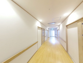 ゆったりとした施設の内廊下
