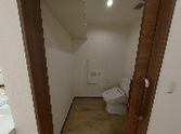 明るい居室のトイレ前