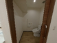 明るい居室のトイレ前