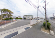 介護施設の入口と周辺風景